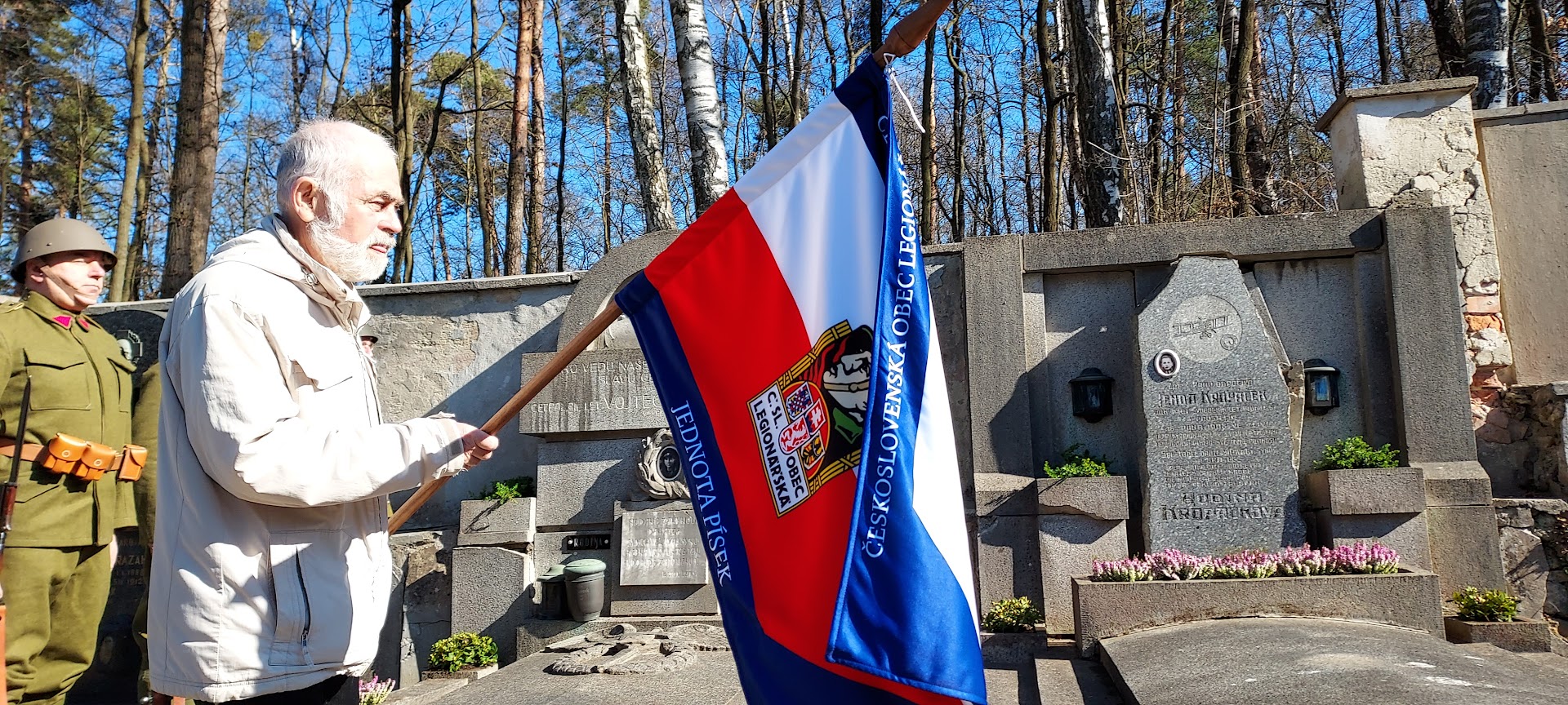 pietní akt na počest výročí úmrtí dnou zlivských letců